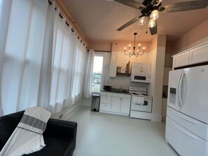 Jääkaappi, mikroaaltouuni, uuni, liesi