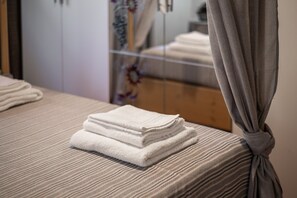 4 bedrooms, free WiFi, bed sheets, wheelchair access