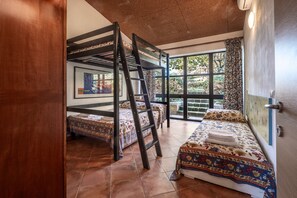 4 bedrooms, free WiFi, bed sheets, wheelchair access