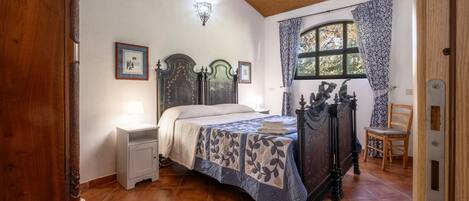 4 bedrooms, free WiFi, bed sheets, wheelchair access