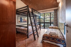 4 bedrooms, free WiFi, bed sheets, wheelchair access