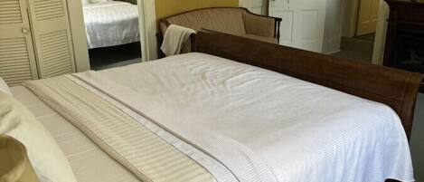 2 slaapkamers, een strijkplank/strijkijzer, gratis wifi, beddengoed