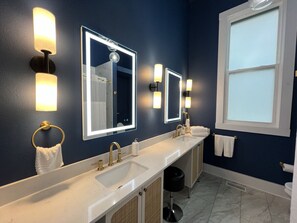 Een haardroger, handdoeken