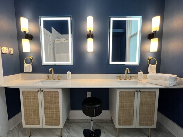 Sèche-cheveux, serviettes fournies