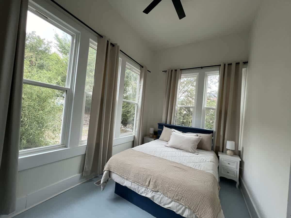 2 makuuhuonetta, työpöytä, ilmainen Wi-Fi, vuodevaatteet