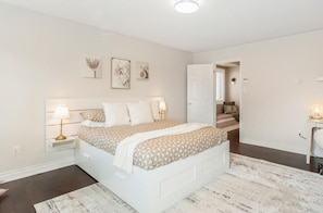 3 bedrooms, desk, iron/ironing board, free WiFi