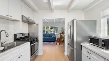 Een koelkast, een magnetron, een oven, een kookplaat