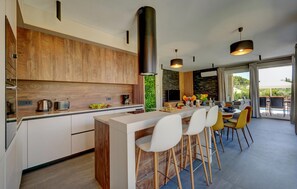 Fridge, oven, dishwasher, coffee/tea maker - Gorgeous home in Marcana with sauna (Marcana)