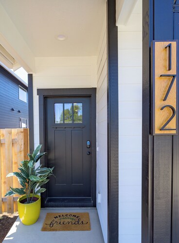 Carlton Townhouse No. 2 • Private Hot Tub • Dog Friendly • 1 BK to Wine-Dining