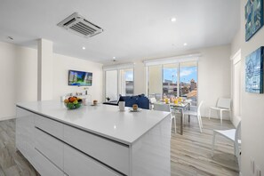 Hochstuhl, Mixer, Kücheninsel