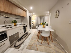 Een koelkast, een magnetron, een oven, een kookplaat