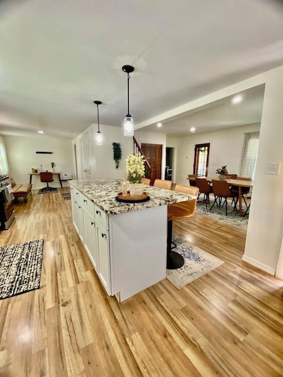 King bed, Spacious 4 bed, 2bth house with a workspace, laundry in unit, WiFi.