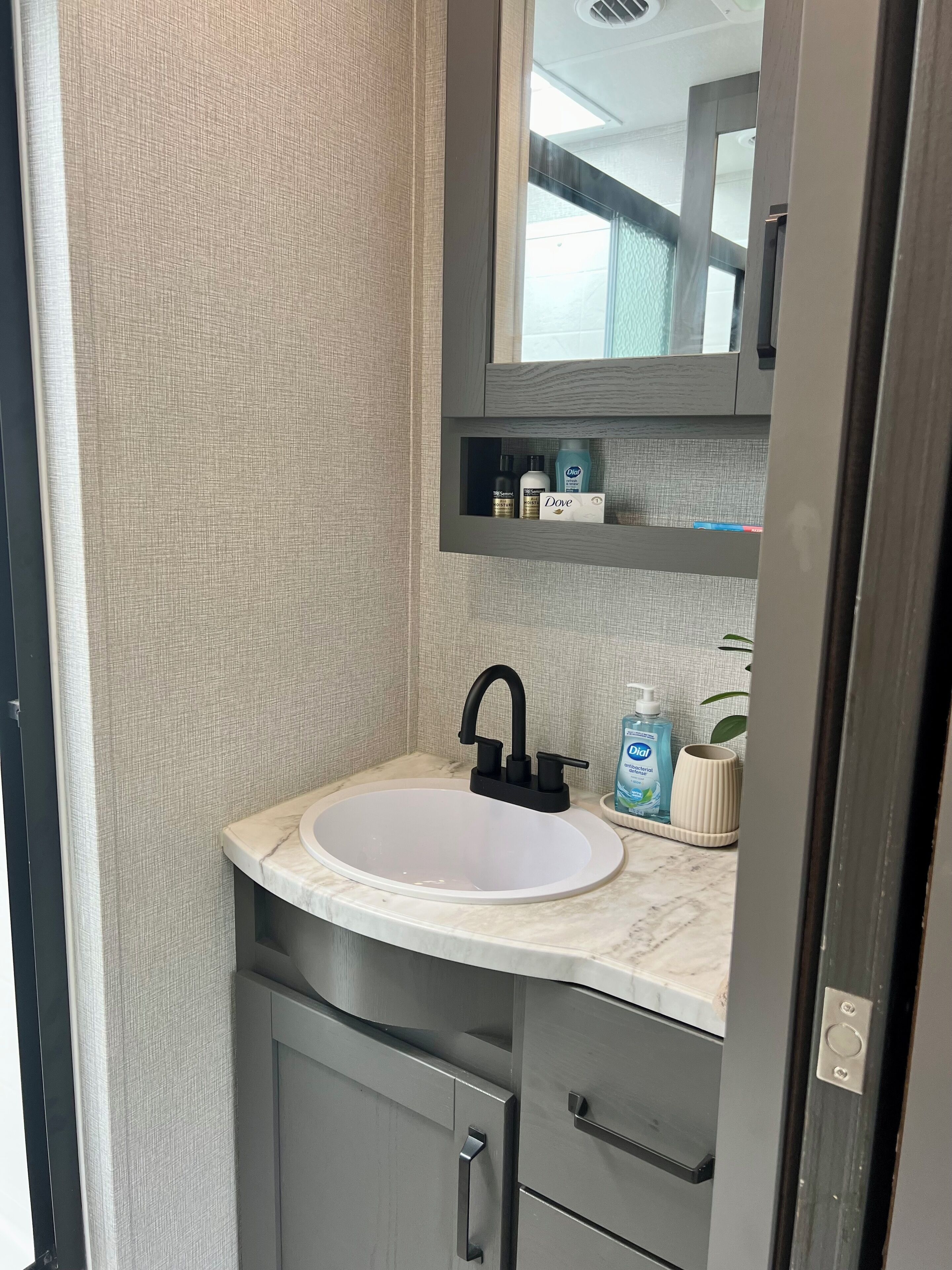 Een douche, een haardroger, handdoeken, zeep