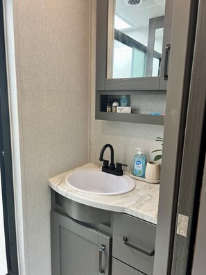 Een douche, een haardroger, handdoeken, zeep