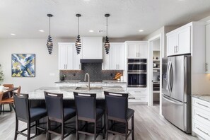 Een microgolfoven, een oven, een kookplaat, een vaatwasser