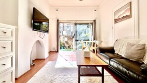 Smart TV - Charming Front Retreat (Surry Hills)