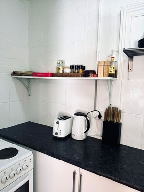 Kühlschrank, Mikrowelle, Herdplatte, Wasserkocher mit Kaffee-/Teezubehör