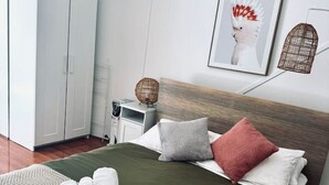 Desk, iron/ironing board, travel crib, WiFi (free) - Charming Front Retreat (Surry Hills)