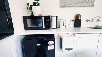 Mikrobølgeovn, kokeplater, kaffetrakter/tekoker og brødrister