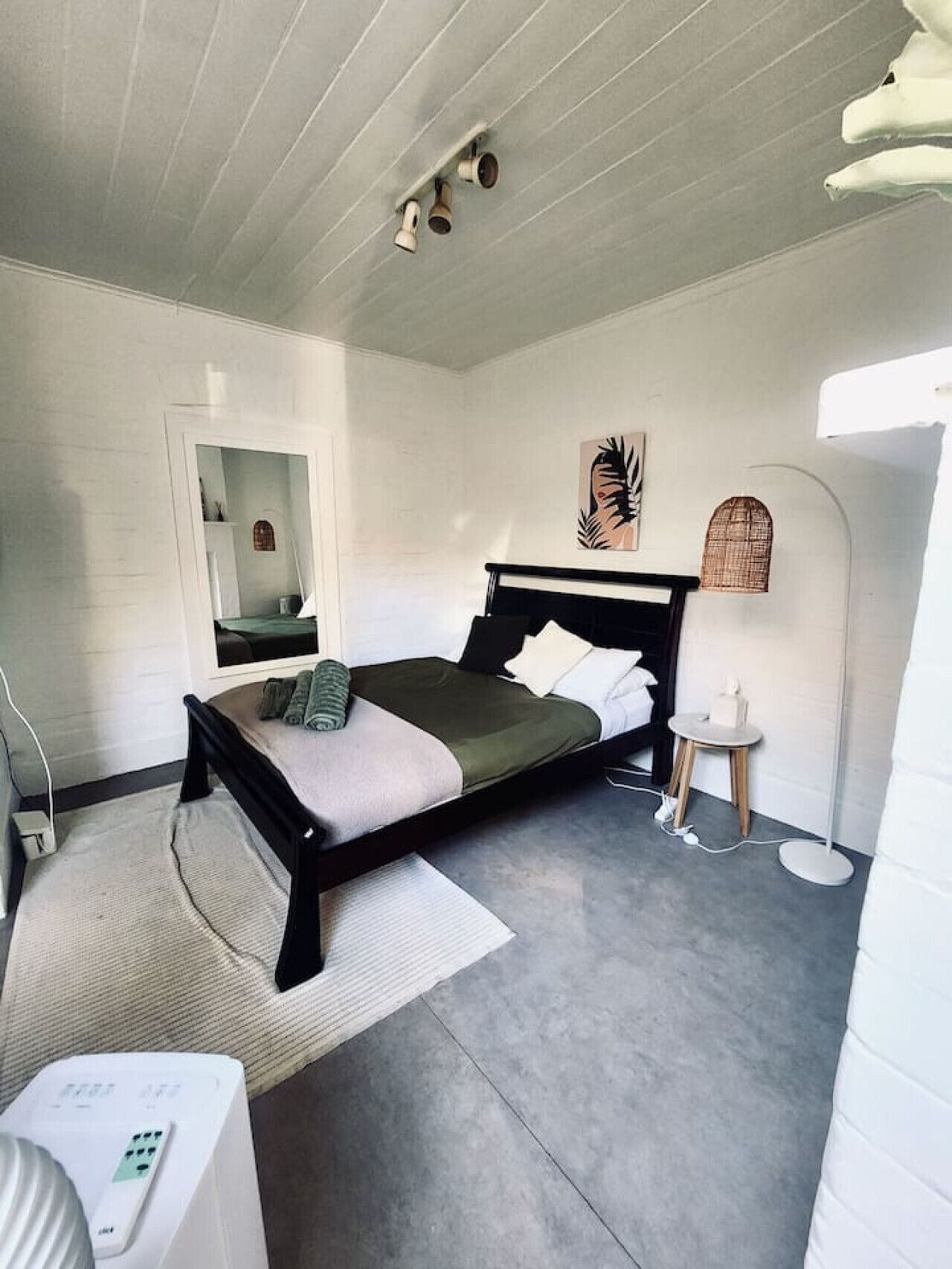 Een bureau, een strijkplank/strijkijzer, reisbedje, gratis wifi