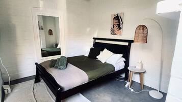 Een bureau, een strijkplank/strijkijzer, reisbedje, gratis wifi