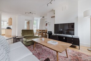 Een televisie en een stereo