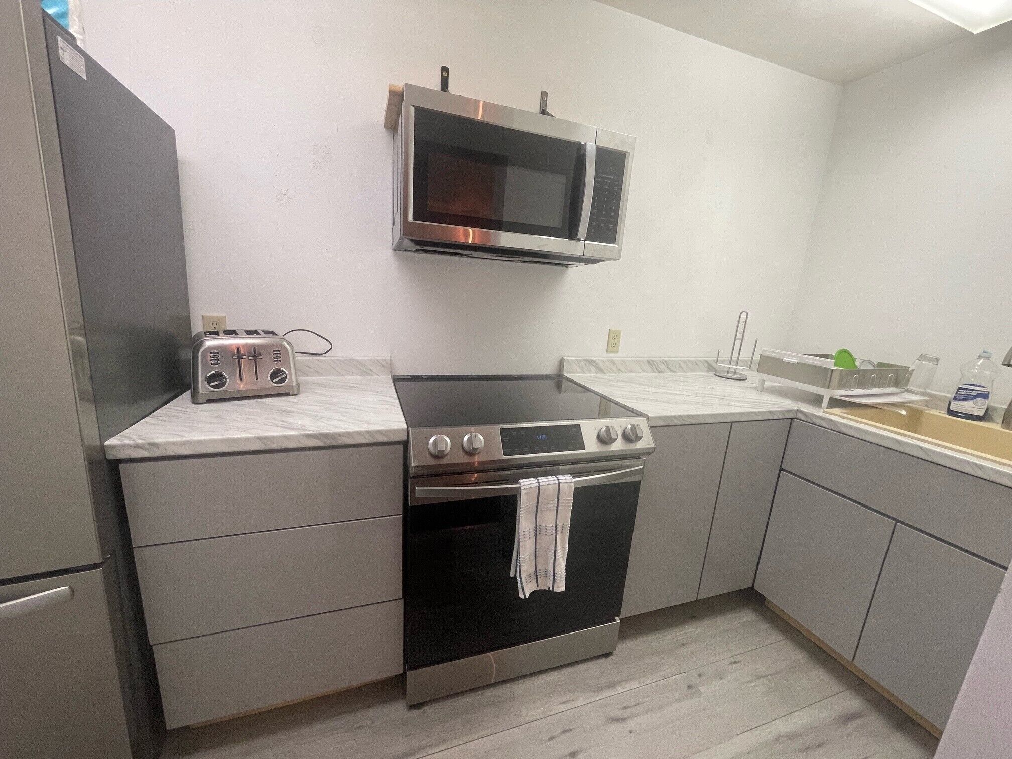 Kühlschrank, Mikrowelle, Wasserkocher mit Kaffee-/Teezubehör, Hochstuhl