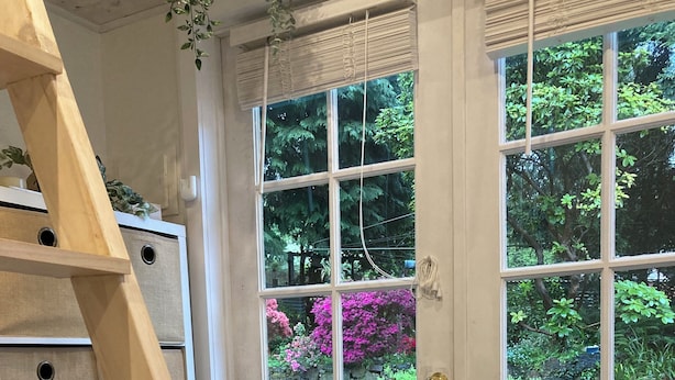 A wooden ladder leading to a door with a view of a garden. - Cosy bespoke Cottage in Olinda-central location (Olinda)