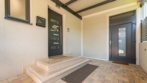 Una entrada moderna con una serie de escalones que conducen a una puerta marcada con la leyenda “PRIVATE”.