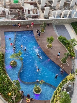 Una piscina al aire libre