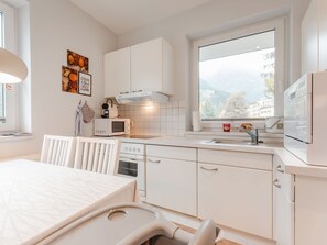 Een koelkast, een microgolfoven, een oven, een vaatwasser