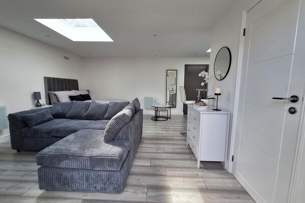 TV - Lodge - Sleeps 2 - Pet friendly - Parking - Patio (Sidcup)