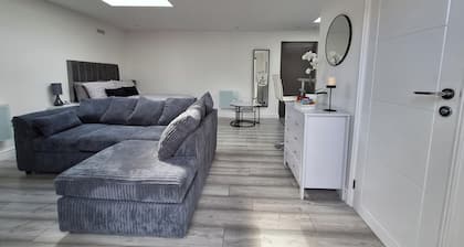 Lodge - Sleeps 2 - Pet friendly - Parking - Patio