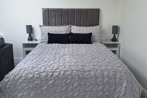 WiFi, bed sheets - Lodge - Sleeps 2 - Pet friendly - Parking - Patio (Sidcup)