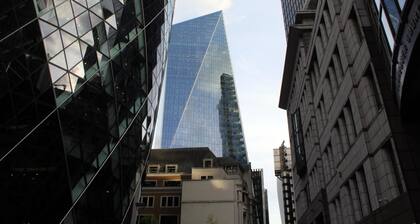 Spacious 4-Bed House - Sleeps 5, Garden & Parking