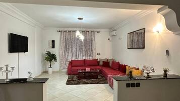 Lägenhet - utsikt mot bergen | Vardagsrum | Platt-tv