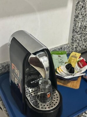 A coffee machine on a blue tray with a coffee pod and a cup of coffee. - Appartement à beni mellal (Beni Mellal)