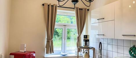 Mikrowelle, Ofen, GeschirrspĂŒler, Esstisch