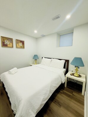 2 bedrooms, WiFi, bed sheets - Comfort Quarters In Guelph! Your Cozy Home Away From Home. (Guelph)
