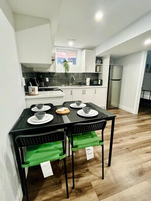 Microwave, oven, stovetop - Comfort Quarters In Guelph! Your Cozy Home Away From Home. (Guelph)