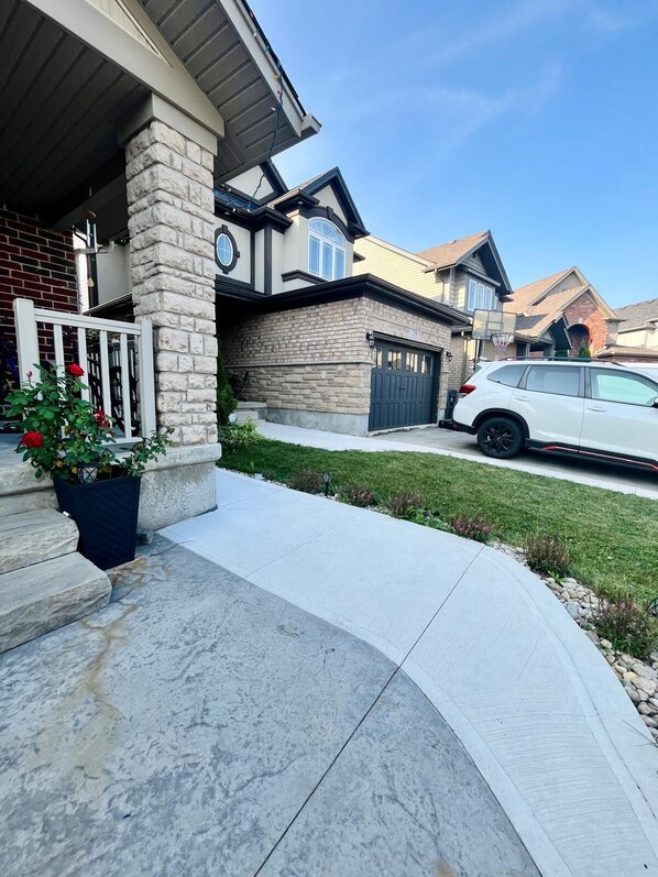 Property grounds - Comfort Quarters In Guelph! Your Cozy Home Away From Home. (Guelph)