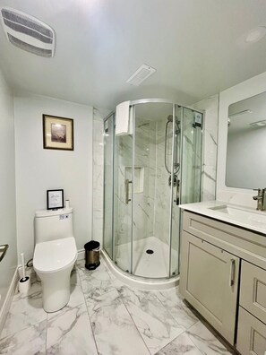 Shower, towels, soap, shampoo - Comfort Quarters In Guelph! Your Cozy Home Away From Home. (Guelph)