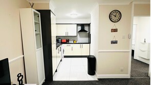 Fridge, microwave, oven, stovetop - Ibate Apartments - Cozy 2 Bedroom Home (Basildon)