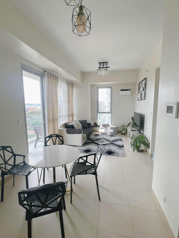 Huoneisto, parveke, kaupunkinäköala | Oleskelualue