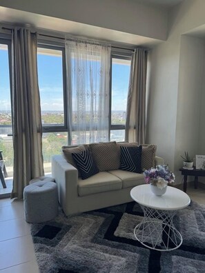 Huoneisto, parveke, kaupunkinäköala | Oleskelualue