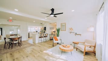 Smart TV, chimenea, videojuegos y futbolito