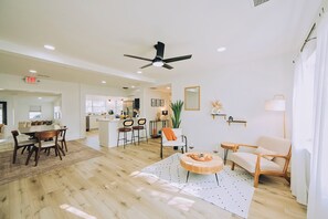 Smart TV, chimenea, videojuegos y futbolito 
