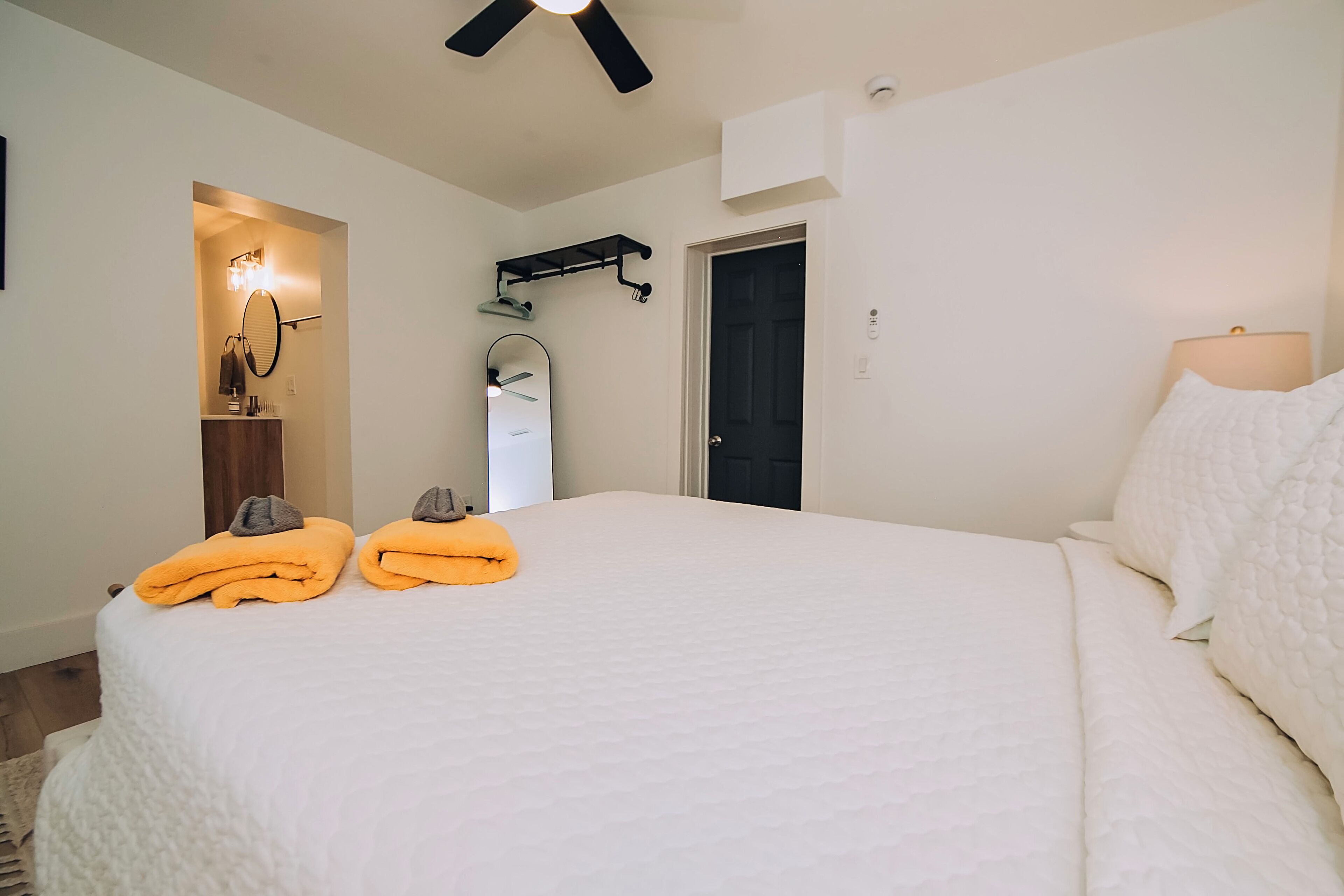4 habitaciones, escritorio, tabla de planchar con plancha y wifi gratis 