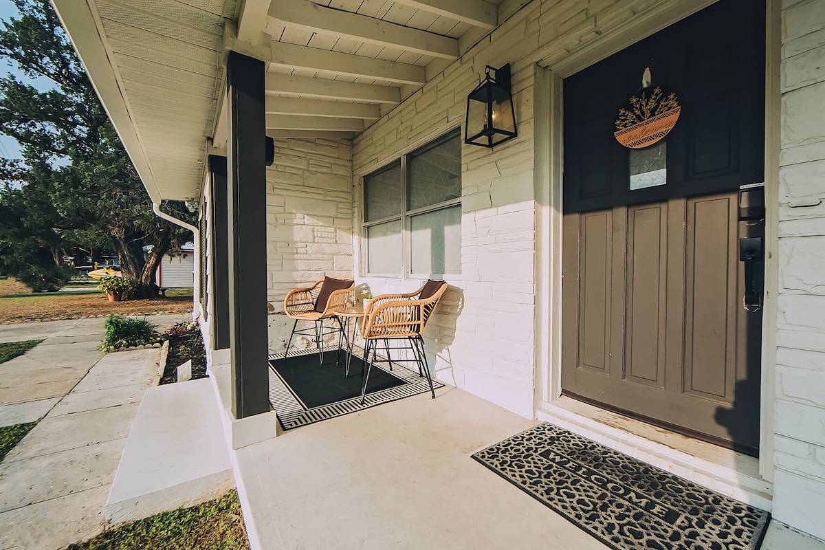 Photo 114 of 5 Minutes to the Beach & Downtown, 4 Bedroom + Movie Room