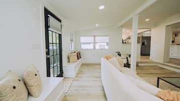 Smart-tv, eldstad, tv-spel och bordsfotboll